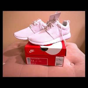 -SOLD- Nike Roshe One WHITE, NEW!
